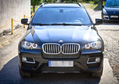 Przód czarnej BMW X6 po wykonaniu serwisu powłoki ceramicznej