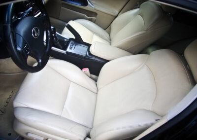 Wnętrze Lexusa IS 250 po renowacji skóry na dwóch fotelach i podłokietniku