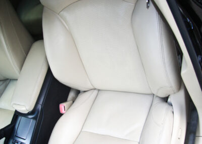 Zbliżenie na przedni fotel kierowcy i efekt po renowacji skóry w Lexusie IS 250
