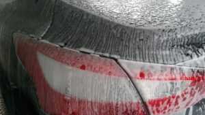 auto w trakcie mycia czyli - Jak przygotować auto na jesień ?