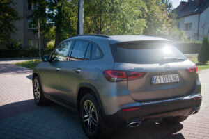 Widok mercedesa GLA 290d z tyłu po zabezpieczeniu folią PPF