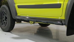 Czernione listwy progowe w Suzuki