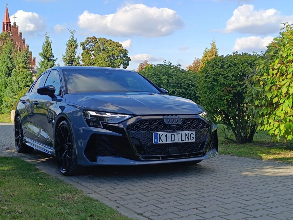 Audi RS3 po aplikacji folii PPF – sportowy przód auta zabezpieczony przed rysami i odpryskami.