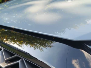 Zbliżenie na maskę Audi RS3 – efekt gładkiej powierzchni po oklejeniu folią ochronną PPF.