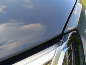 Detal przy reflektorze Audi RS3 – perfekcyjne dopasowanie folii PPF do krawędzi lakieru.