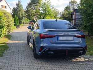 Tył Audi RS3 po aplikacji folii PPF – połysk lakieru i sportowy charakter zachowany na lata.